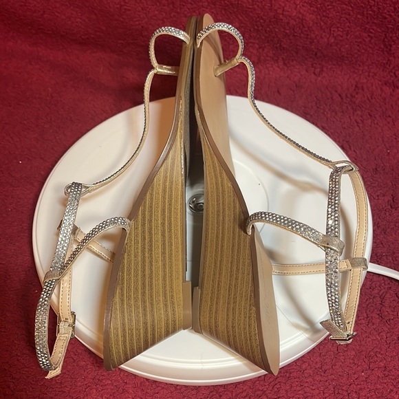 NIB. $79R. I.N.C. Ring Toe Mystik Sandal. Size 9 Pearl Gold - Picture 7 of 10